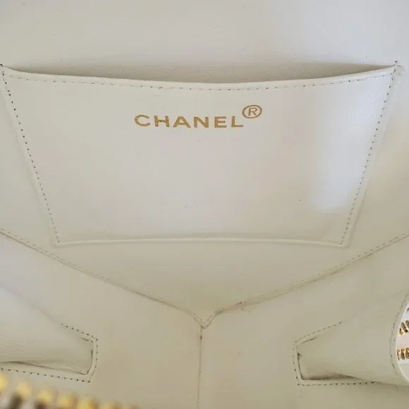 Chanel Vintage Heart Bag 1990's - Picture 8 of 11